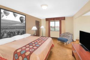 马歇尔敦速8马歇尔酒店的一间酒店客房,配有一张床和一台电视