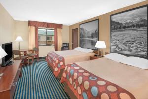 马歇尔敦速8马歇尔酒店的酒店客房设有两张床和电视。