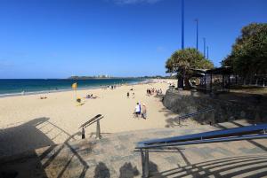 穆卢拉巴加勒比度假酒店的一群人,在海边的海滩上