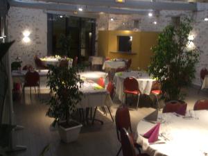 Saint-Quentin-les-AngesLe Relais的用餐室配有桌椅和植物