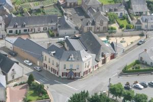 Saint-Quentin-les-AngesLe Relais的享有小镇的空中景致,设有房屋