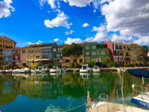 珀特萨普拉亚Port Saplaya - Vistas al mar的海港里一群色彩缤纷的建筑和船只