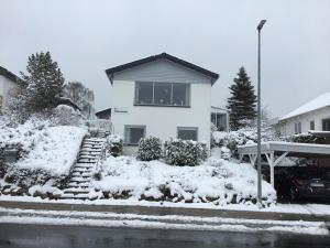 科灵米特住宿加早餐旅馆的白房子,地面上积雪