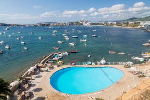 塔拉曼卡Hotel Simbad Ibiza的游泳池旁边,水体上有船