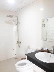 洞海Phu Tien Hotel的浴室配有白色卫生间和盥洗盆。