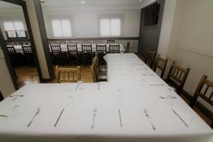 阿尔特萨苏Hotel Restaurante Irubide的椅子房间里一排桌子
