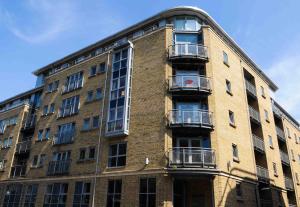 布里斯托Hamilton Court Apartments from Your Stay Bristol的一座大型砖砌建筑,设有两个阳台