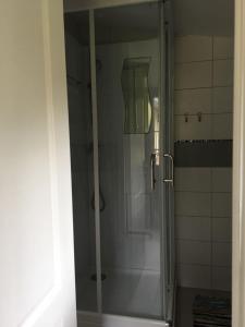 费奎弗洛尔·埃奎安维尔Mara的浴室里设有玻璃门淋浴