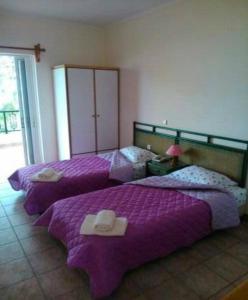 莫奈姆瓦夏Maviria的紫色毯子间内的两张床