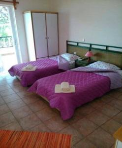 莫奈姆瓦夏Maviria的配有2张床的带帽子的房间