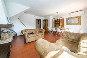 珀特萨普拉亚Travel Habitat Casa con embarcadero.的客厅配有两张沙发和一张桌子