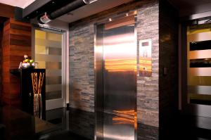 丘拉维斯塔海可酒店 - 城市精品的砖墙房里的电梯