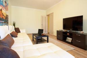 戈梅利PaulMarie Apartments on Mazurova的客厅配有白色沙发和平面电视。