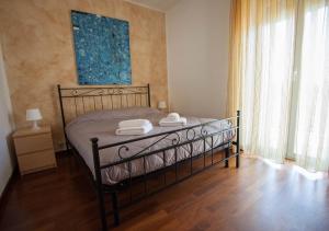 加埃塔Vento di Ponente的一间卧室配有一张带金属框架的床