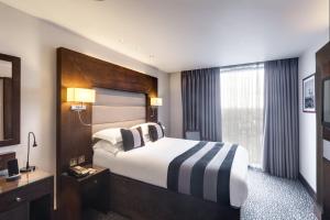 豪士罗Park Grand Heathrow的酒店客房设有床和窗户。