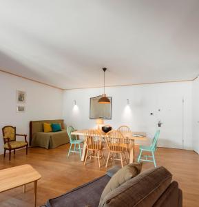 里斯本帕拉西奥贾梅士 - 里斯本服务式公寓的客厅配有沙发和桌椅