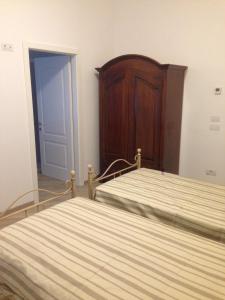 特伦托Trento nel verde的一间卧室设有两张床和木制床头板