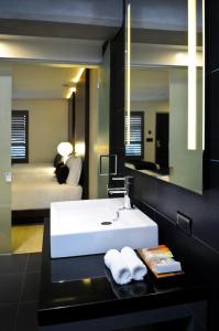 丘拉维斯塔海可酒店 - 城市精品的一间带白色水槽的浴室和一间卧室