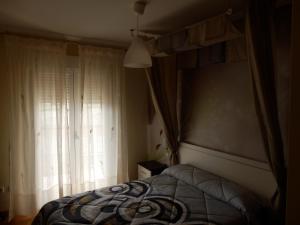 阿卡斯Love Nest的一间卧室设有一张床和一个窗口