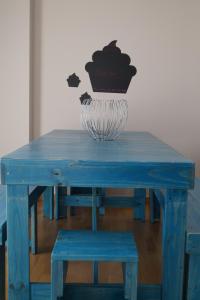 阿尔格达斯Apartamento Turístico “El Yugo”的一张蓝色桌子,上面有一个花瓶
