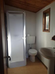 莫内利亚Il Rospo的一间带卫生间和水槽的浴室
