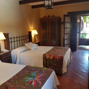 卡法亚特比库尼亚葡萄酒别墅精品酒店的酒店客房设有两张床和窗户。