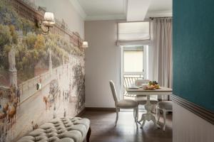 基希讷乌ZENTRUM Hotel的一间设有桌子和墙上绘画的用餐室