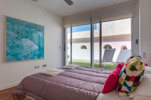 加的斯El Atico del MARQUES free parking by Cadiz4Rentals的一间卧室设有两张床和大窗户