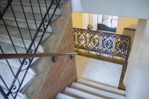 亚松森亚松森宫酒店的带有铁艺栏杆和楼梯的楼梯