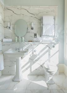 伯纳姆马基特The White House的白色的浴室设有水槽和镜子