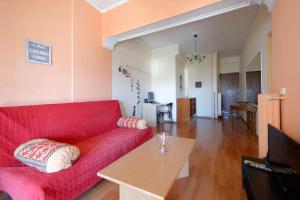 雅典Helen house的客厅配有红色的沙发和桌子