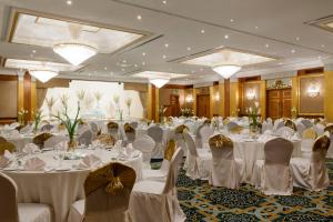 Corniche Hotel Sharjah餐厅或其他用餐的地方