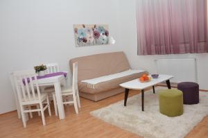 巴尼亚科维利亚查Apartment Kraljica的客厅配有床、桌子和沙发