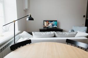 New, modern apartment near Riga center的电视和/或娱乐中心