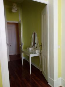 里斯本塞纳里奥卡迪塔旅舍的一间带水槽和镜子的浴室