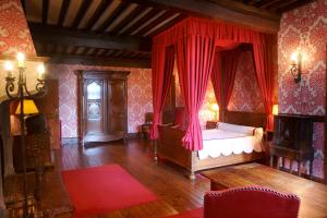 佩鲁日维尤克斯佩鲁日酒店的一间卧室配有一张带红色窗帘的床