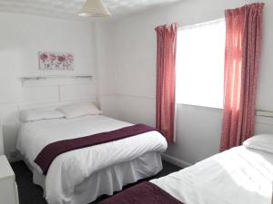 斯凯格内斯Springfield Holiday Apartments的一间卧室设有两张床和窗户。