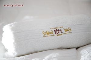 塔克纳Sumaq Wasi Apart Hotel的床上的白色枕头
