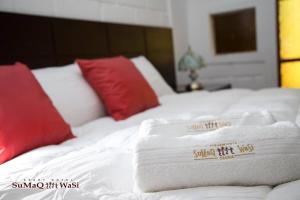 塔克纳Sumaq Wasi Apart Hotel的床上有两条毛巾