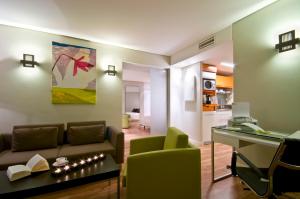 布鲁塞尔蒙哥马利B公寓式酒店的带沙发和书桌的客厅