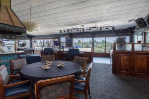 爱达荷福尔斯西尔洛套房酒店 - 爱达荷瀑布的一间带桌子和椅子的用餐室