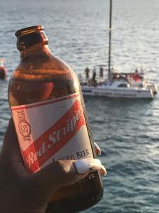 尼格瑞尔Drifters@One Mile的手持瓶装啤酒,水中装船