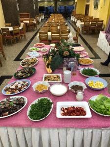 库萨达斯凯汉贝酒店的一张粉红色桌布上满食物的桌子