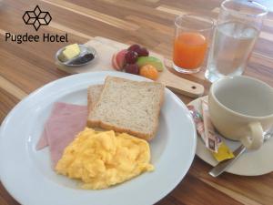 Lang SuanPugdee Hotel的鸡蛋、烤面包和咖啡等食物