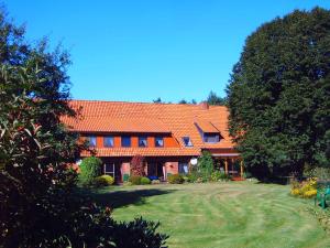 WesselohFerienhof Gruber的一座带橙色屋顶和庭院的房子