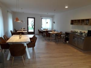 泰尔拉诺Garni Unterspeiser的一间带桌椅的用餐室和一间厨房