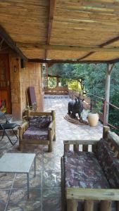 拉塞利亚ConcordiaVOC的一个带顶棚的庭院,里面配有沙发和公牛雕像