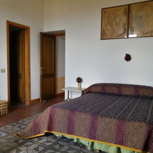 斯特龙博利La Locanda del Barbablù的一间卧室配有一张床、一张桌子和一个窗户。