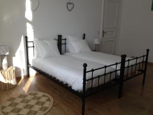 沙勒罗瓦莱斯杜德沙勒罗瓦乡间渡假别墅的一张带白色床单和枕头的床