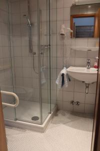 哈格瑙Strandhaus Hagnau的带淋浴和盥洗盆的浴室